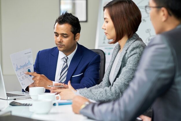 Free photo business people working over financial degrees