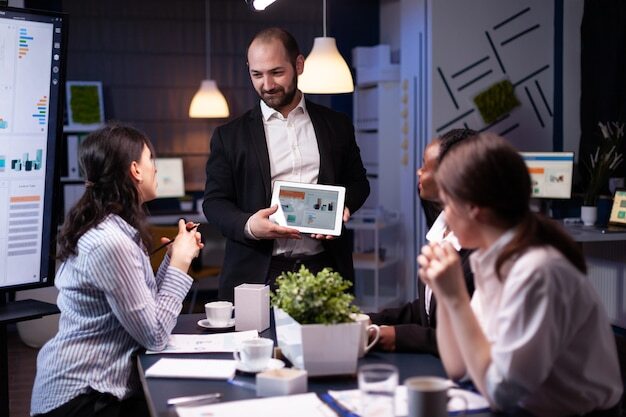 Free photo entrepreneur businessman showing company strategy using tablet for corporate presentation